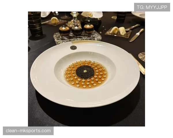 冯彦哲训练完直接打车去米其林三星，这日子过得比偶像剧还飘